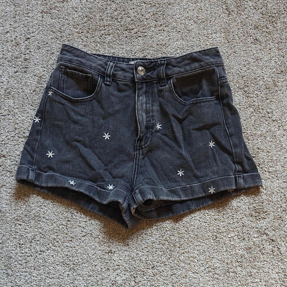 Pacsun black denim shorts with white flower embroidery. Size: 24 #denim #embroid